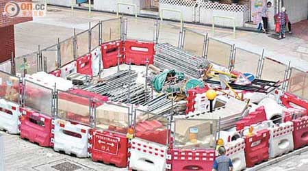 港鐵南港島線(東段)利東邨工程繼早前被指製造噪音滋擾外，有幼兒中心疑因此出現裂痕。