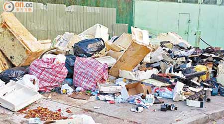 水盞田村對出鄉村垃圾站外常有大型垃圾堆積。（讀者提供）