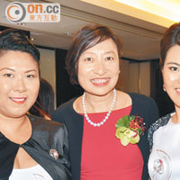 吳嘉汶（右二）同洋服公司主席冼慧詩（左一）同時獲獎，與活動贊助人蔡敏思（右一）及首席評審趙麗娟（左二）分享時尚專業女性心得。