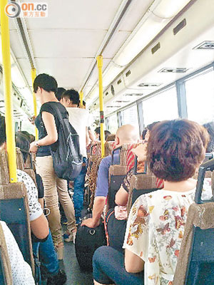 巴士上層嚴禁站立，但有不少乘客漠視規條。（讀者提供）