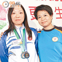 梁鳳玲（左）獲家姐捐骨髓戰勝癌症，妹妹（右）一同出席祝捷會。