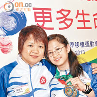 蘇子玲（右）獲媽媽（左）捐肝，與她分享獲世界移植運動會獎牌的喜悅。