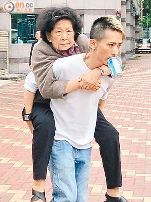 區俊濤與年逾九十歲的祖母離開法庭。