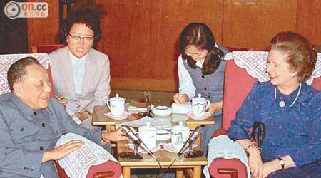 戴卓爾夫人（右）與鄧小平（左）八二年在北京會面。（資料圖片）