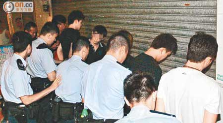 警員制止打鬥後，將六名涉案男子拘捕。（呂浩鋒攝）