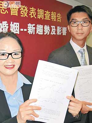 香港集思會總裁黎黃靄玲（左）指，七成中港婚姻人士滿意婚姻狀況。