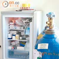 「地下醫院」內有氧氣樽，以及儲存各式手術藥品的冷藏庫。