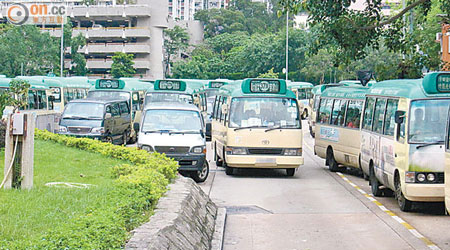 運輸署要求增加專線小巴班次，泊位卻未見增加，令綠巴被迫違泊。
