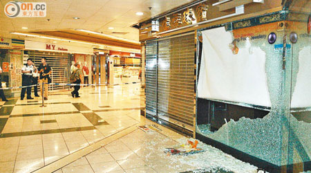 珠寶金行玻璃櫥窗被賊匪扑碎。（沈厚錚攝）