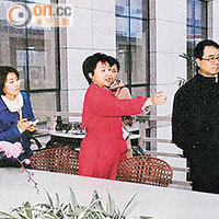 王立軍（右一）一○年陪同谷開來（右二）參觀重慶市公安局。