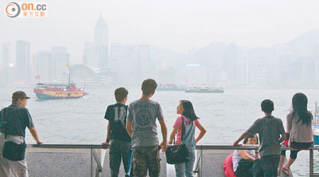 陰霾<br>香港近年內耗不絕，窒礙基建及經濟發展。