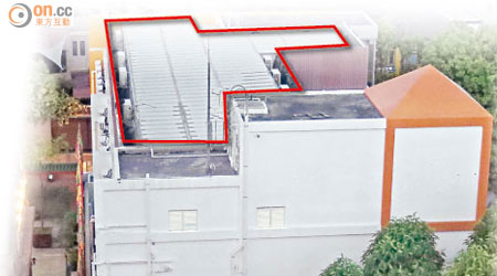 從高處可見約克國際幼稚園校舍上面的天台屋（紅框示）幾乎佔用了整個天台。（朱先儒攝）