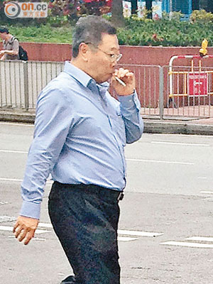 陳楚鑫被《好報》揭露亂過馬路，當街抽煙，有辱消防處處長形象。（資料圖片）