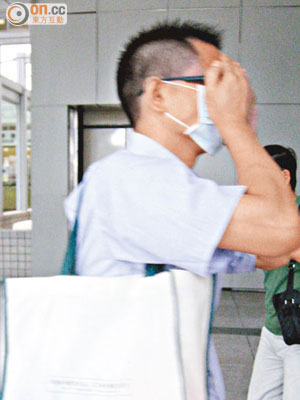 被告楊勝生獲准保釋，昨應訊後以口罩遮臉離庭。
