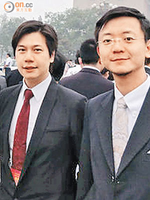 馮英倫（右）近月出任金至尊數碼科技嘅企業發展副總裁，同吳傑莊（左）拍住上。（受訪者提供）
