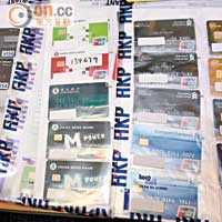 警方展示行動中檢獲的多張銀行卡。（林耀康攝）