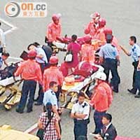 救護員在停機坪將傷者分流及送院。（讀者提供）