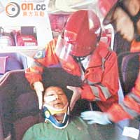 救護人員登機為傷者包紮。（讀者提供）