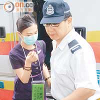 香港航空一名空姐腳部受傷。（梁卓明攝）