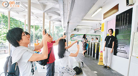 不少市民昨到維園泳池拍照留念。（袁志豪攝）