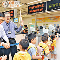 教育局副局長楊潤雄（左一）昨到深圳灣視察跨境學童過關情況。