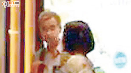 湯顯明昨與疑似其女友陳詠梅的女子現身尖沙咀一商場。
