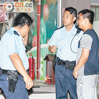 串燒店東主（右）向警員講述經過。