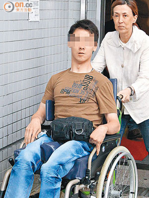 被告陳湘琍昨離庭時推着一名坐輪椅的年輕男親友，據知該人是其子。（陳章存攝）