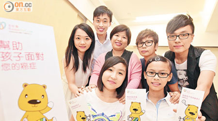 琳琳(前排左)及穎陶(前排右)參加香港癌症基金會的彩虹會後，已走出情緒困局。(蘇文傑攝)