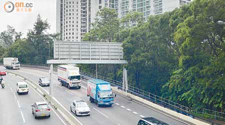 新田圍邨鄰近位處獅隧公路旁，居民長期受噪音滋擾。（蕭毅攝）