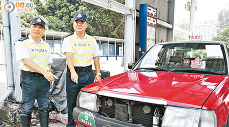 警方將肇事的士拖返汽車扣留中心檢驗。(蔡楚華攝)