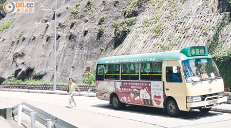 念祖街47M小巴站對面設有「開口處」，市民下車後多直接橫過馬路。