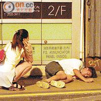 男子醉倒蘭桂坊街頭，同行女友人致電求助。