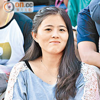深圳遊客詹小姐 25歲<br>「第一次進馬場，感覺跟看電視不同，策馬奔騰就喺眼前的感覺很震撼。今天也投注幾十塊，希望能沾一下好運氣。」
