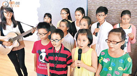 參與計劃的基層學童昨展示英語學習成果，大唱英文歌一展歌喉。