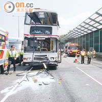 失控九巴撞向前車，車頭損毀及引致三車「串燒」意外。