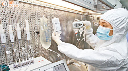 屯院無菌室添置全新的「多源成分配液系統」，輸入病人所需的製劑，儀器自動將不同原料混合。（梁鵬威攝）