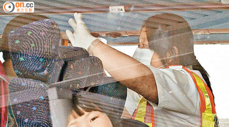 落馬洲管制站現時會為跨境校巴提供「車上檢」服務，包括有政府人員在車上為過境學童量體溫。（梁耀榮攝）