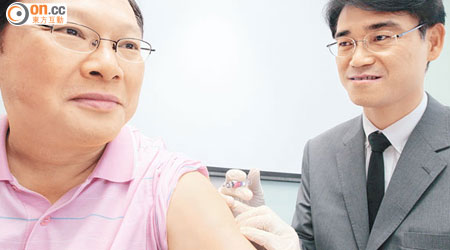 林永和(右)表示，長期病患、長者等較易感染流感，應及早接種流感疫苗。左為林韋雄。(蘇文傑攝)