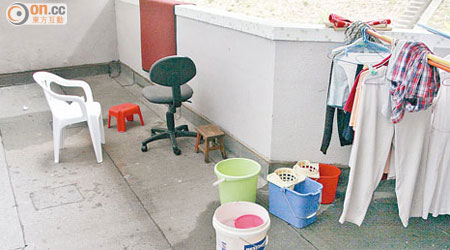 清潔工四處張羅食水，更須以一桶水清洗逾十層住宅的地面。