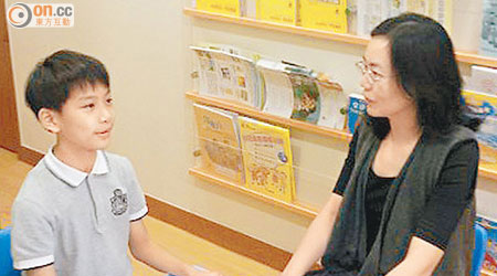 教育心理學家姜源貞（右）指幼兒無必要過早進行智力測試，圖為模擬為較年長學生進行測試。（受訪者提供）