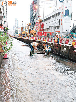 爆水管現場鹹水湧上路面形成一條河流。（麥少峰攝）