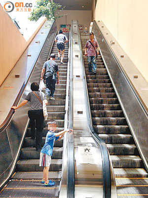 扶手電梯已損壞多時，市民需徒步撐上多級梯級，才能到街市購物。