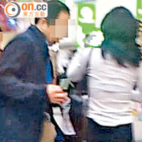 本報曾拍得早前有多名男途人被一名女子「批（月爭）」。