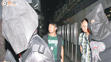 貌似吳浩康（左二）的探員將被捕男子押走。（賴南秋攝）