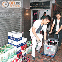 警方在行動中檢獲逾千支酒類飲品。
