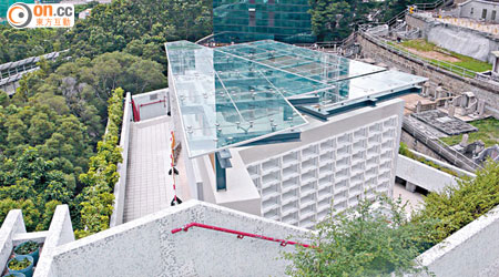 荃灣華人永遠墳場第二靈灰閣加建工程採用玻璃作天幕，加強對流通風。