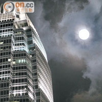 國際金融中心旁可見明月高掛天空。（陳章存攝）