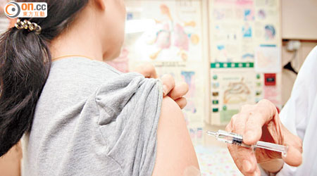 接種流感疫苗是預防流感的最有效方法，惟衞生署調查顯示本港一般人口的接種率只有一成四。