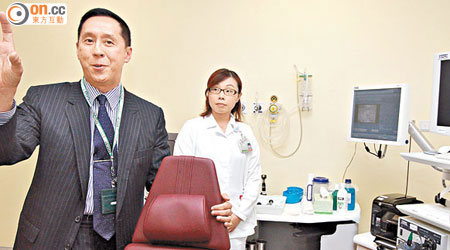 石偉棠表示，其中一間新診症室增設電子鏡檢查病人的咽喉及聲帶。(潘思維攝)